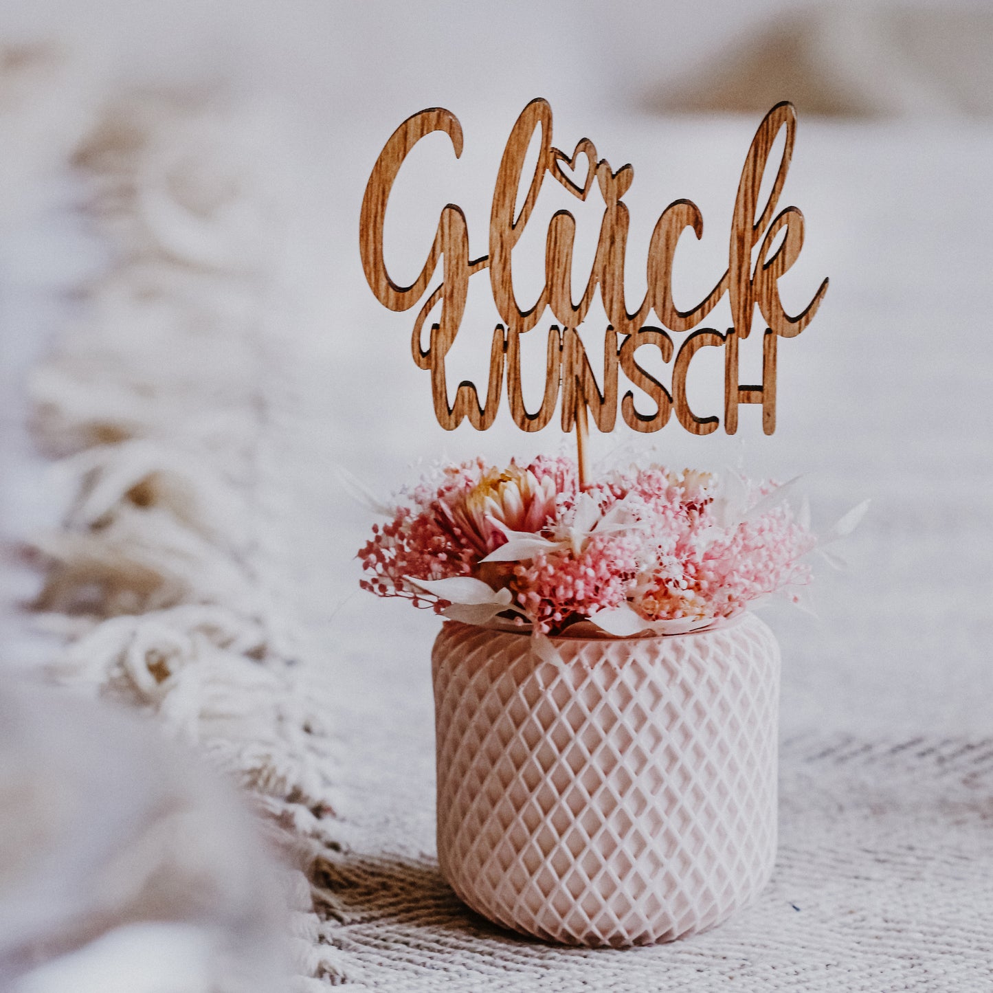 Blumiges Trockenblumengesteck