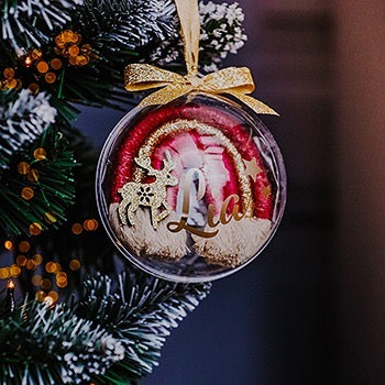 Personalisierte Weihnachtskugel mit Makramee Regenbogen