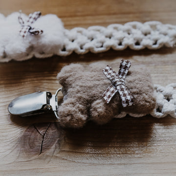 Makramee Schnullerkette mit niedlichen Teddy- Design