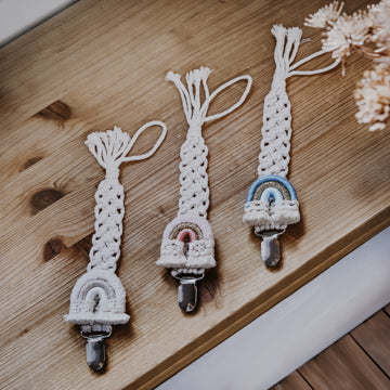 Traumhaft süße Schnullerkette mit Makramee Regenbogen