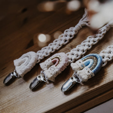 Traumhaft süße Schnullerkette mit Makramee Regenbogen