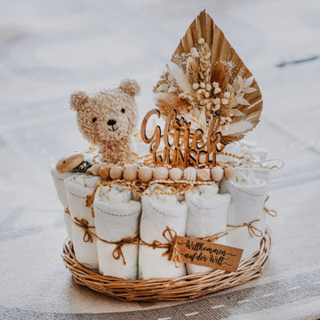 Niedliche Windeltorte mit süßen Kuschel-Rassel-Teddy