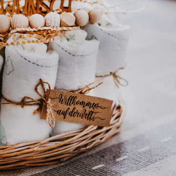 Niedliche Windeltorte mit süßen Kuschel-Rassel-Teddy