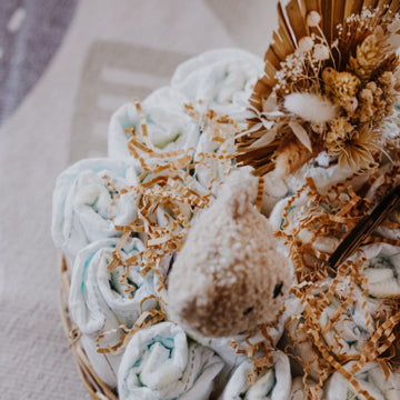 Niedliche Windeltorte mit süßen Kuschel-Rassel-Teddy