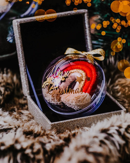 Personalisierte Weihnachtskugel mit Makramee Regenbogen