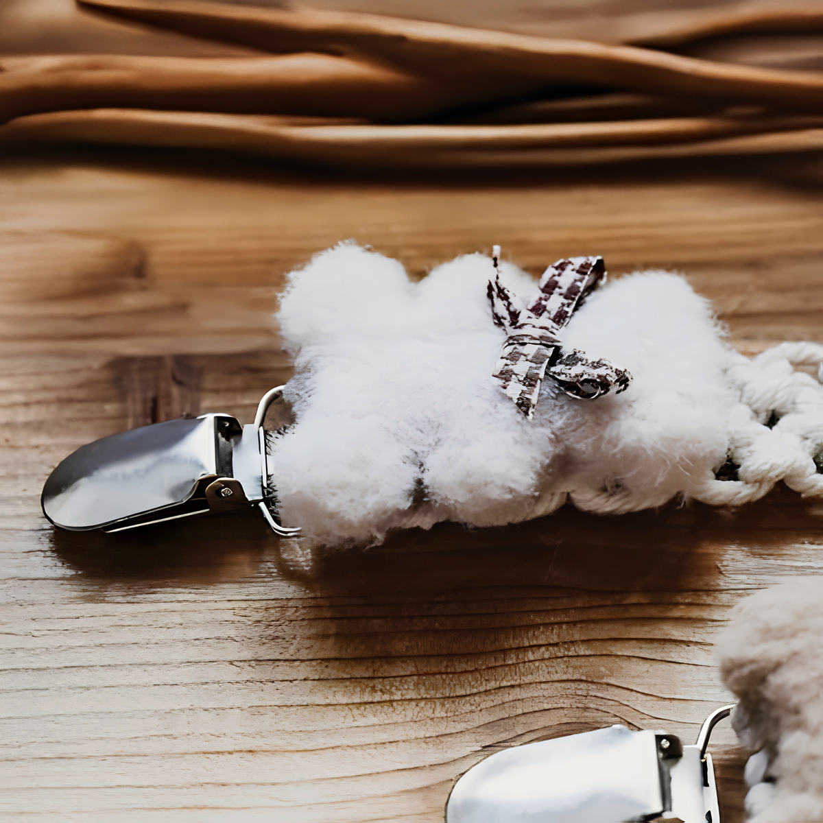 Makramee_Schnullerkette_mit_niedlichen_Teddy-_Design