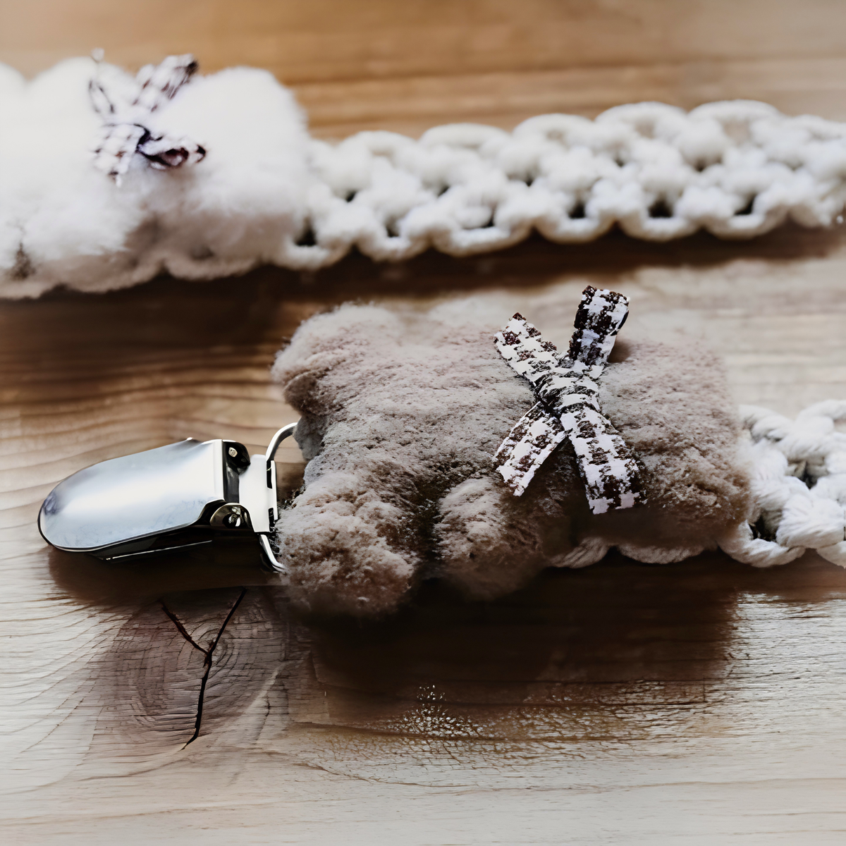 Makramee_Schnullerkette_mit_niedlichen_Teddy-_Design